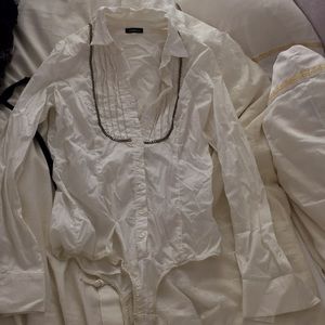 White box suit oxford with chain accessory